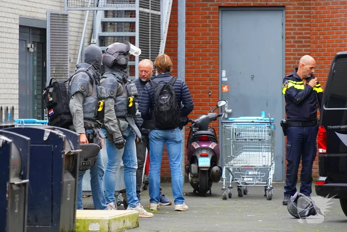 Man met verward gedrag in woning nabij winkelcentrum