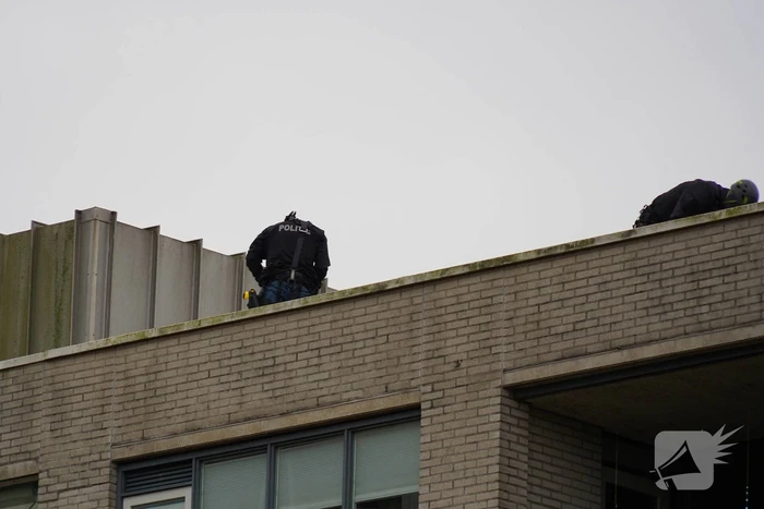 Man met verward gedrag in woning nabij winkelcentrum