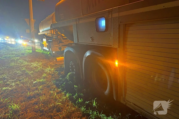 Vrachtwagen belandt in berm door spookrijder