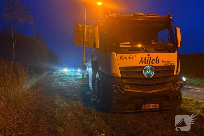 Vrachtwagen belandt in berm door spookrijder