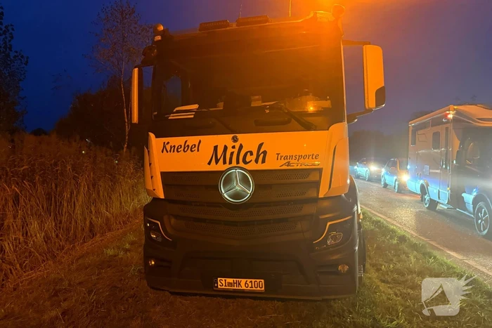Vrachtwagen belandt in berm door spookrijder