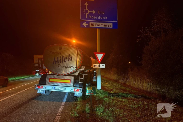 Vrachtwagen belandt in berm door spookrijder
