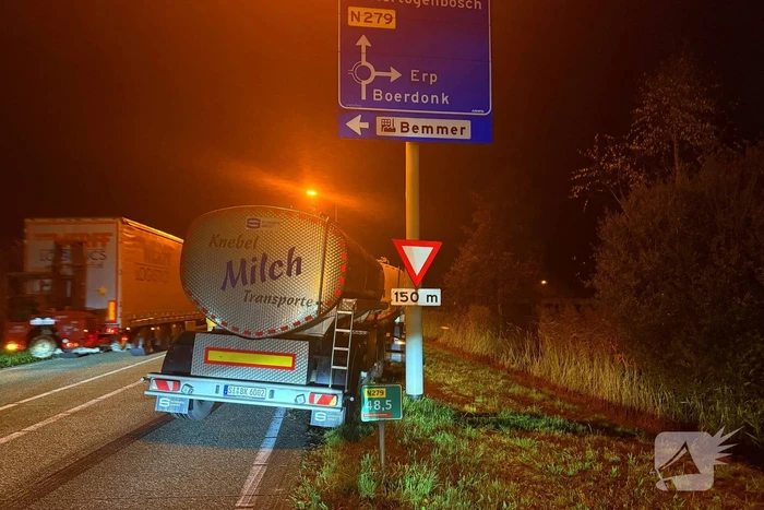 Vrachtwagen belandt in berm door spookrijder