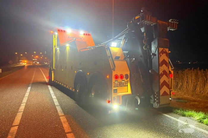 Vrachtwagen belandt in berm door spookrijder