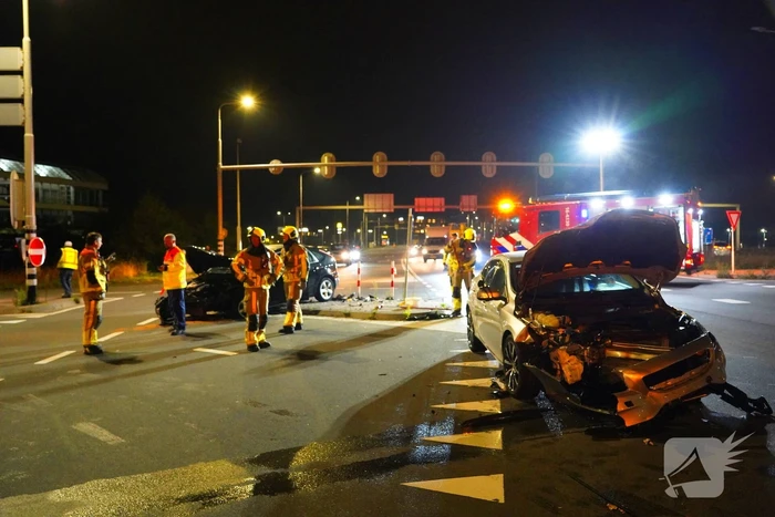 Lesauto betrokken bij frontale aanrijding op kruising