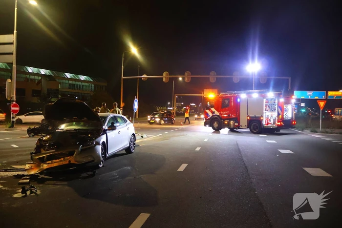 Lesauto betrokken bij frontale aanrijding op kruising