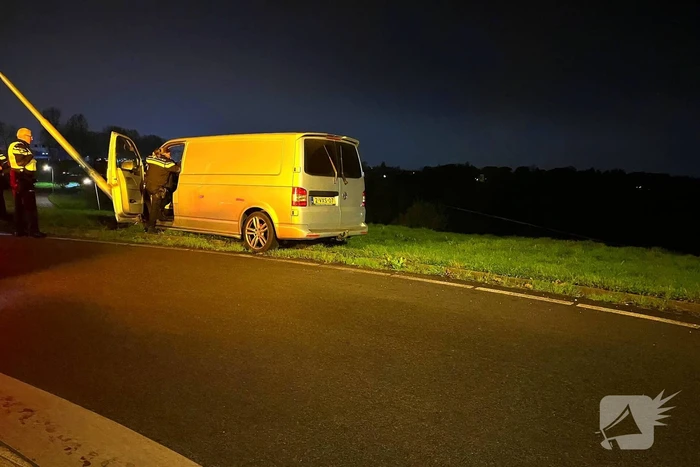 Bestuurder aangehouden na eenzijdig ongeval op rotonde