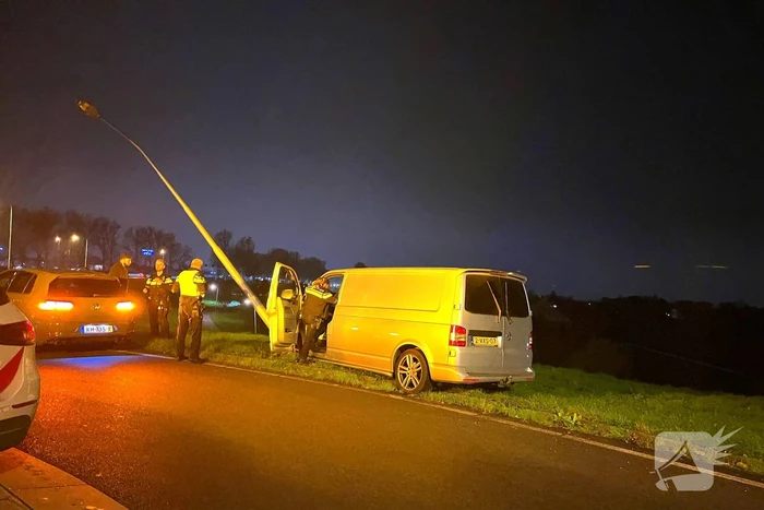 Bestuurder aangehouden na eenzijdig ongeval op rotonde
