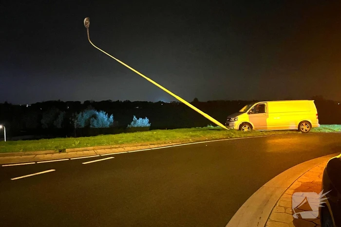 Bestuurder aangehouden na eenzijdig ongeval op rotonde