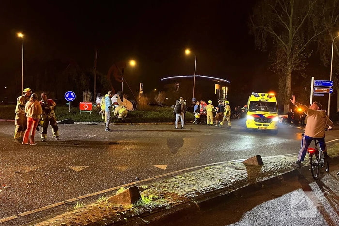Auto gelanceerd en gecrasht, inzittenden gewond