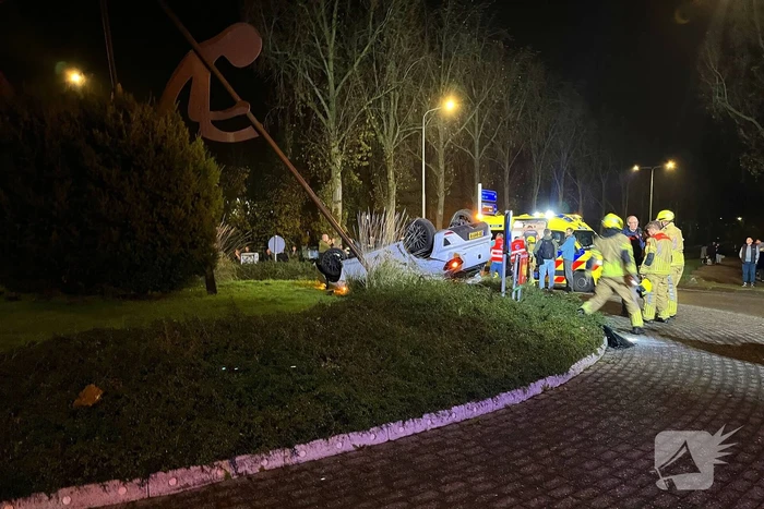Auto gelanceerd en gecrasht, inzittenden gewond