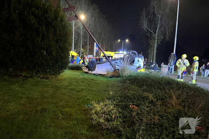 Auto gelanceerd en gecrasht, inzittenden gewond