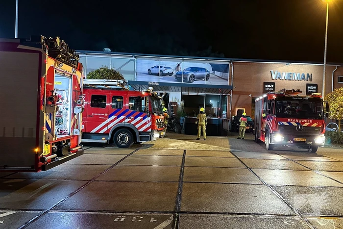 Brandweer schaalt groots op na rook bij autobedrijf