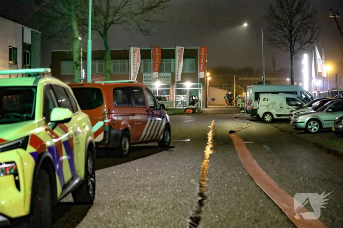 Brandweer schaalt groots op na rook bij autobedrijf