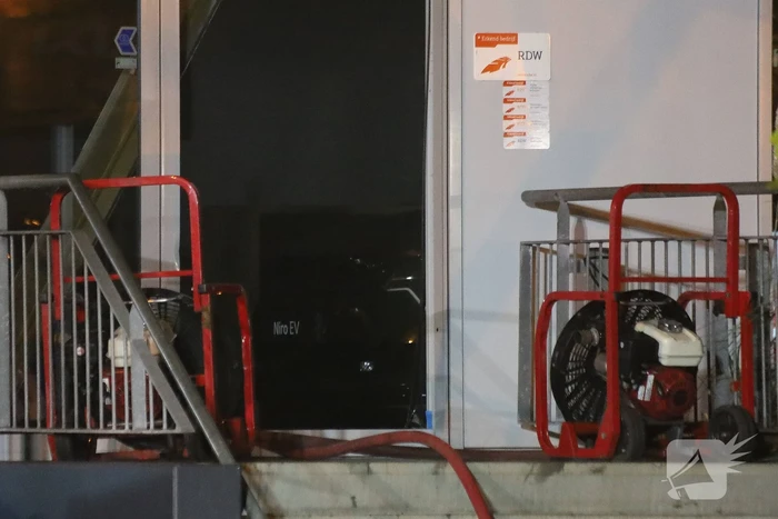 Brandweer schaalt groots op na rook bij autobedrijf