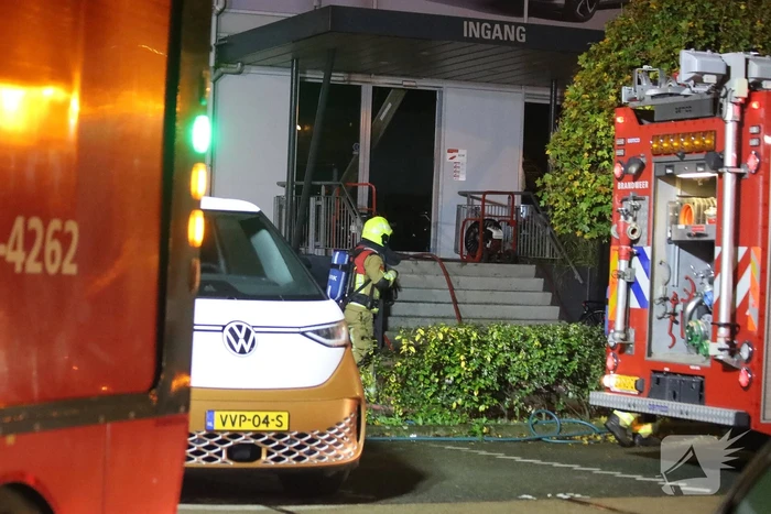 Brandweer schaalt groots op na rook bij autobedrijf