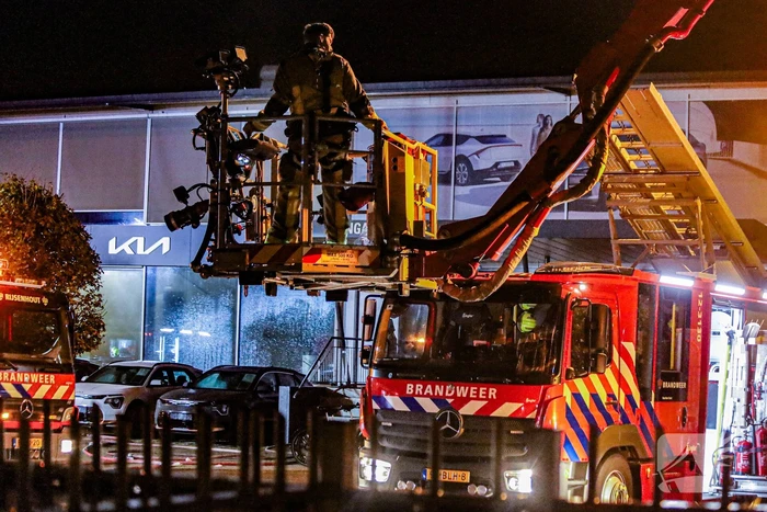 Brandweer schaalt groots op na rook bij autobedrijf