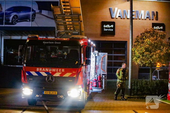 Brandweer schaalt groots op na rook bij autobedrijf