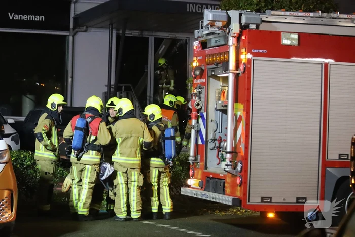 Brandweer schaalt groots op na rook bij autobedrijf