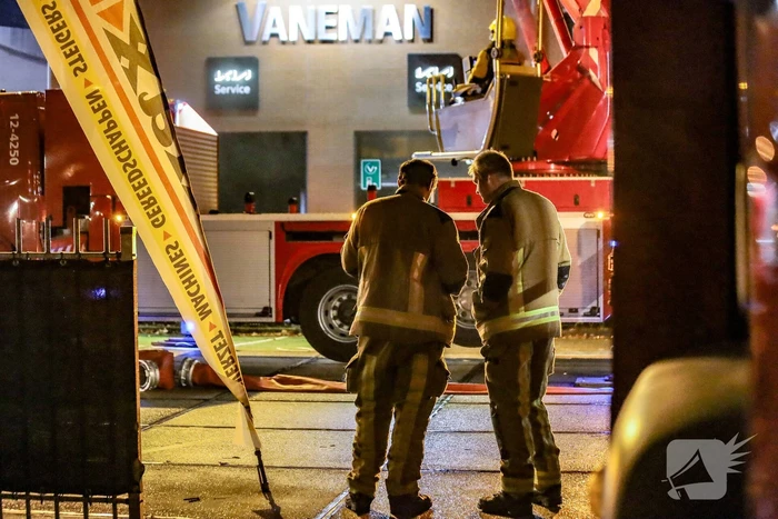 Brandweer schaalt groots op na rook bij autobedrijf