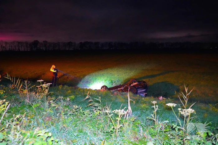 Auto belandt op de kop in sloot, bestuurder spoorloos