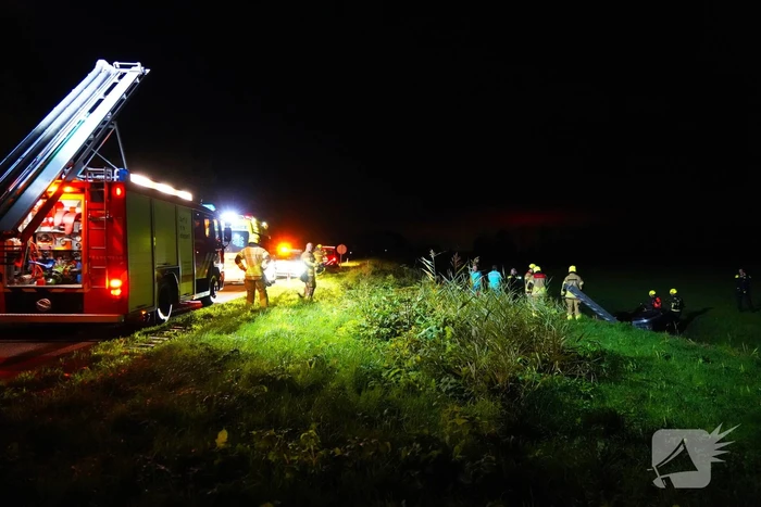 Auto belandt op de kop in sloot, bestuurder spoorloos