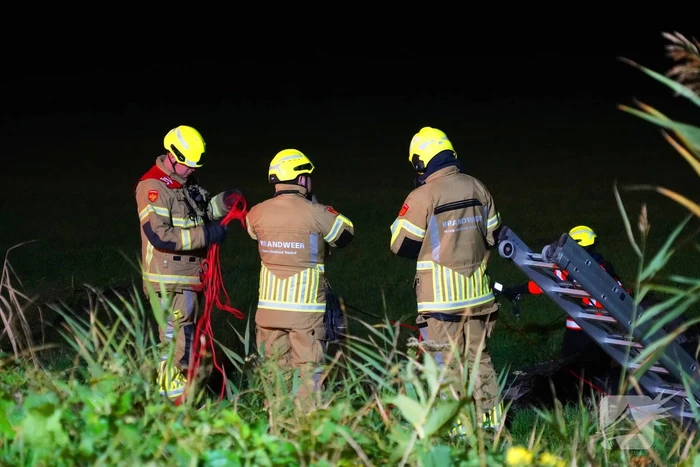 Auto belandt op de kop in sloot, bestuurder spoorloos