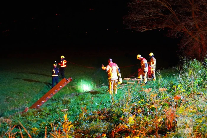 Auto belandt op de kop in sloot, bestuurder spoorloos