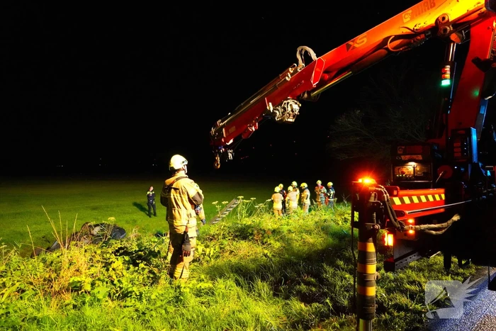 Auto belandt op de kop in sloot, bestuurder spoorloos