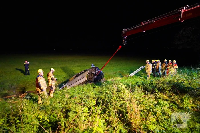 Auto belandt op de kop in sloot, bestuurder spoorloos