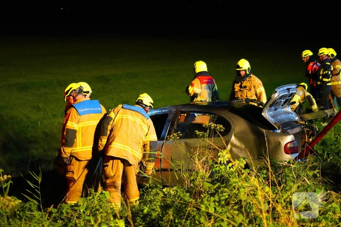 Auto belandt op de kop in sloot, bestuurder spoorloos