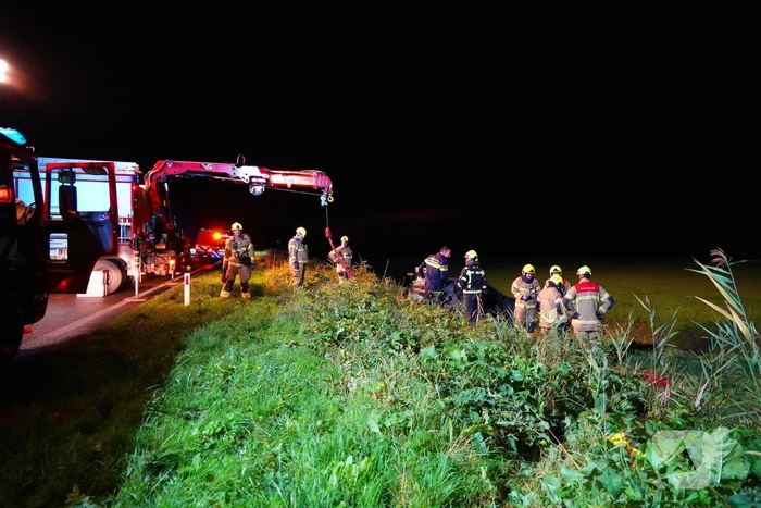 Auto belandt op de kop in sloot, bestuurder spoorloos