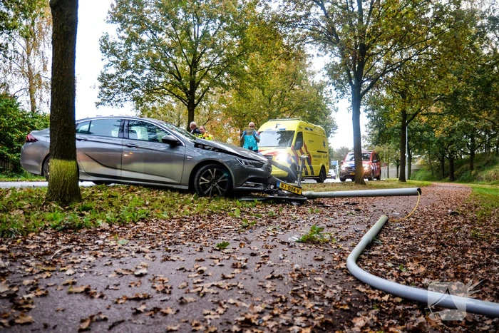 Automobilist verliest macht over stuur en klapt op lantaarnpaal