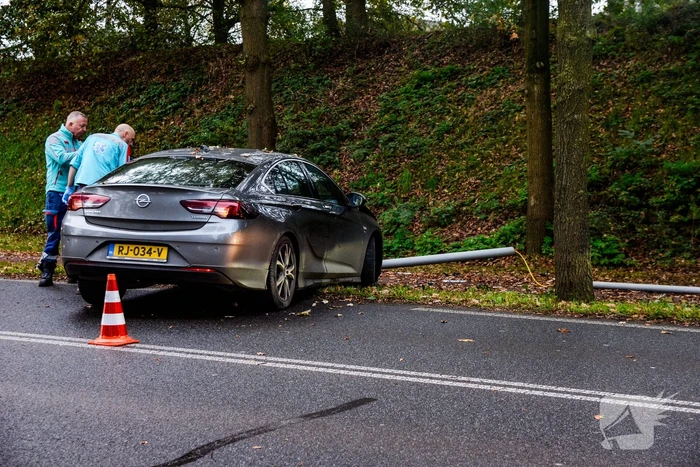 Automobilist verliest macht over stuur en klapt op lantaarnpaal