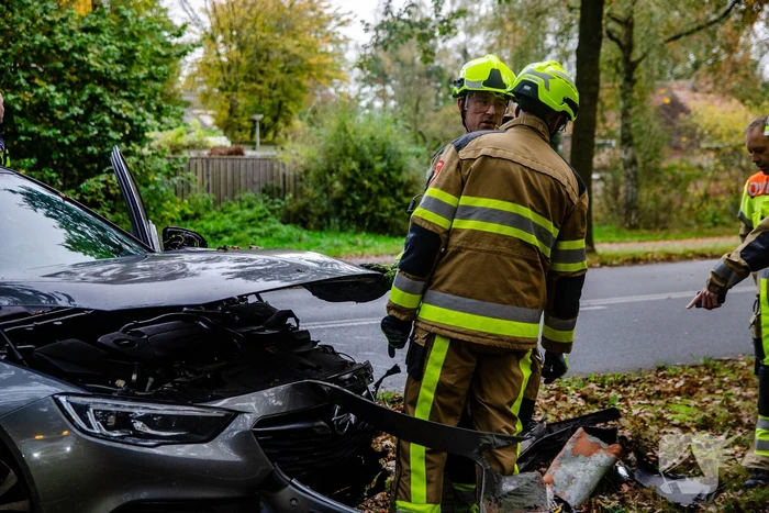 Automobilist verliest macht over stuur en klapt op lantaarnpaal