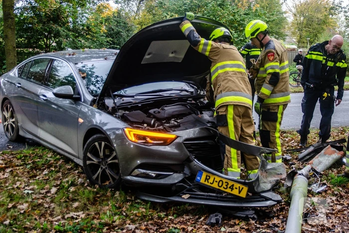 Automobilist verliest macht over stuur en klapt op lantaarnpaal