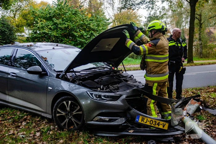 Automobilist verliest macht over stuur en klapt op lantaarnpaal