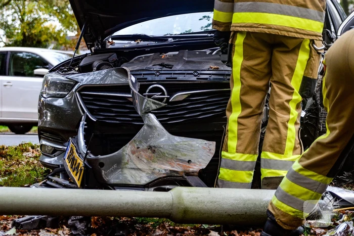Automobilist verliest macht over stuur en klapt op lantaarnpaal
