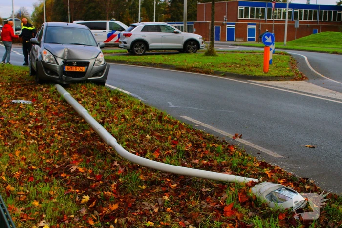 Automobiliste rijdt lantaarnpaal omver