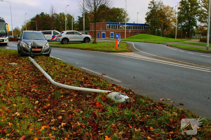 Automobiliste rijdt lantaarnpaal omver