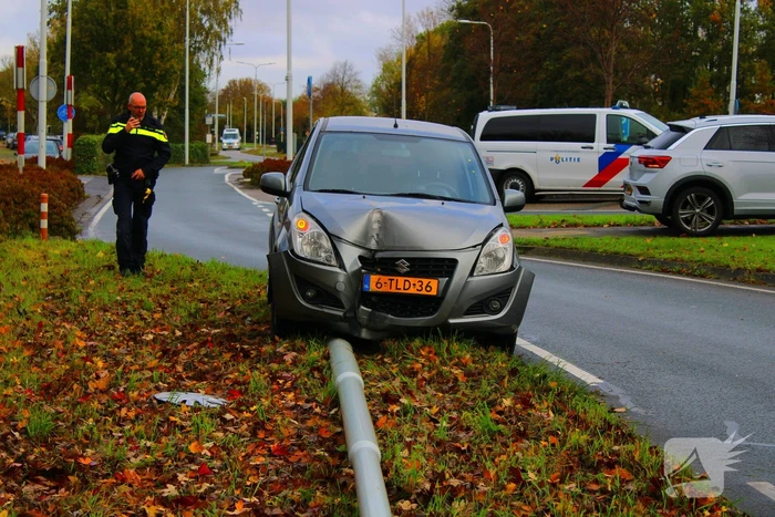 Automobiliste rijdt lantaarnpaal omver