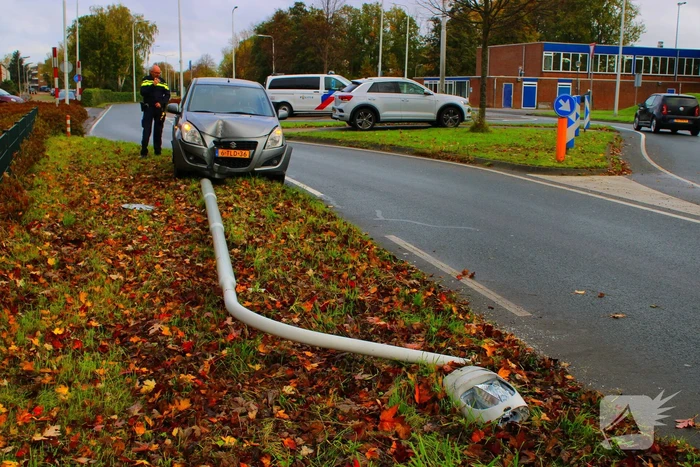 Automobiliste rijdt lantaarnpaal omver