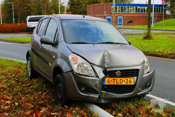 Automobiliste rijdt lantaarnpaal omver