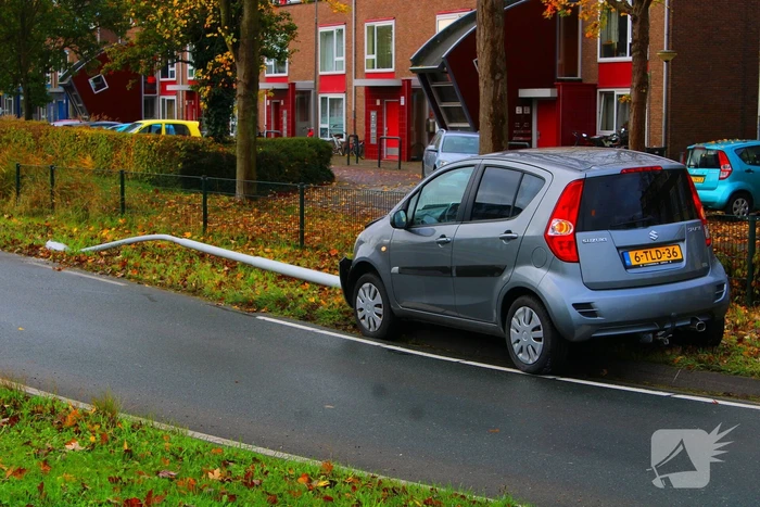 Automobiliste rijdt lantaarnpaal omver