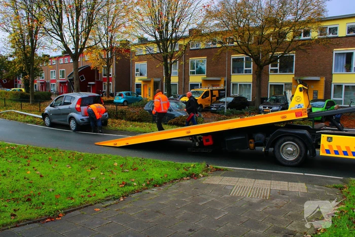 Automobiliste rijdt lantaarnpaal omver