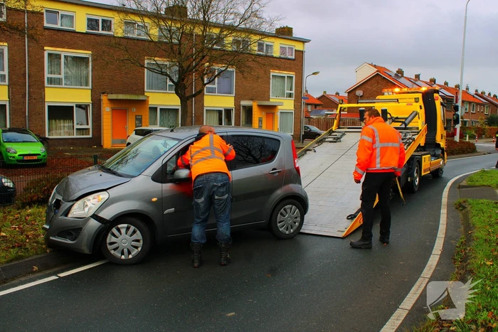 Automobiliste rijdt lantaarnpaal omver
