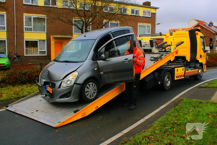 Automobiliste rijdt lantaarnpaal omver