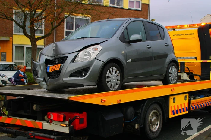 Automobiliste rijdt lantaarnpaal omver