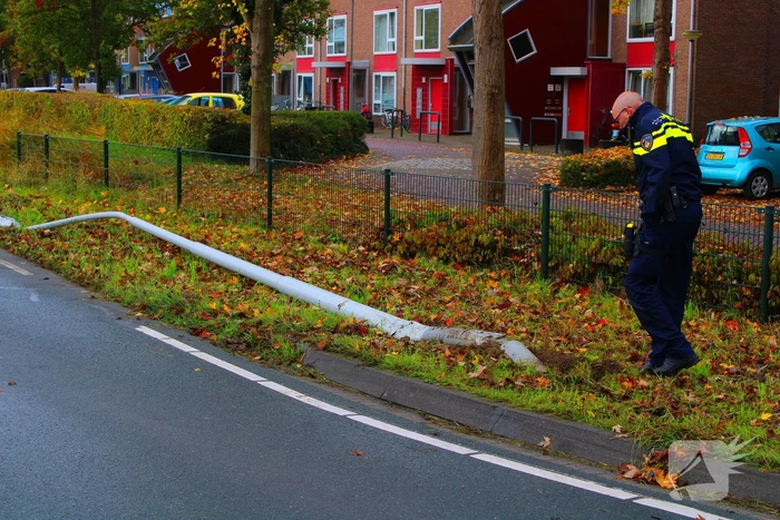 Automobiliste rijdt lantaarnpaal omver