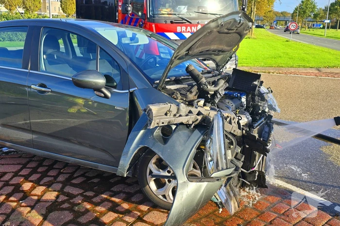 Twee voertuigen botsen op elkaar